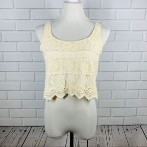 10/$25🦋 Weavers Ivory Crochet & Lace Crop Top - Small